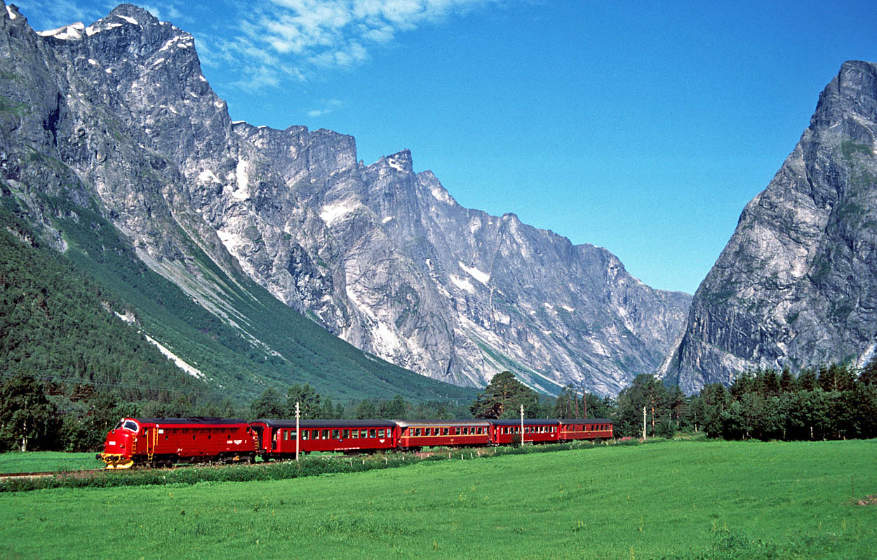 NSB Di3.626 hauled a passenger train from Andelsnes (N) to Oslo S (N) along Trollveggen (Troll Wall) at Skiri on 24 July 1994.